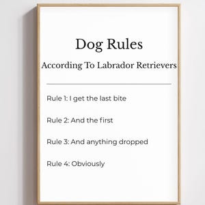 Może przedstawiać: Oprawiony wydruk z napisem "Dog Rules According To Labrador Retrievers". Zasady brzmią: "I get the last bite", "And the first", "And anything dropped" i "Obviously". Rama jest w kolorze jasnobrązowym.
