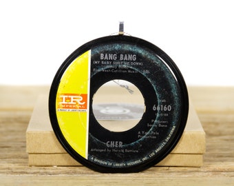 Cher Vintage ""Bang Bang"" Schallplatten Ornament aus dem Jahr 1966 / Vintage Holiday Decor / Rock, Pop."