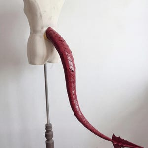 Puede incluir: Juego de tres tazas de cerámica con acabado mate moteado. Las tazas son de color crema, gris claro y gris oscuro. Cada taza tiene un diseño simple y minimalista.