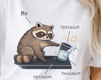 Raccoon Me Funny Optimist Pessimist T-Shirt، Cute Sarcastic Unisex Custom Graphic Tee for Men & Women، Trendy Valentine Birthday Gift Shirt