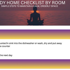 以下が含まれることがあります： 「Tidy Home Checklist by Room」というタイトルのチェックリストで、「Simple Steps to Maintain a Calm, Orderly Space」というサブタイトルが付いています。画像は、夕焼けを背景に瞑想する人のシルエットを特徴としています。チェックリストには、キッチンと寝室のタスクが含まれています。