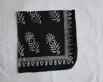 Zwarte bandana met handblokprint | Bandana van 100% katoen | Etnische bloemensjaal | Handgemaakte Indiase bandana | Boho-haarsjaal en halsdoek