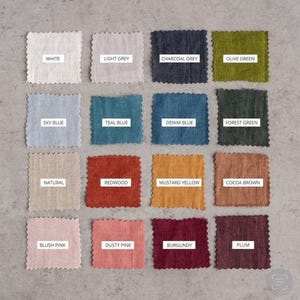 Peut inclure: Une collection d'échantillons de tissu de différentes couleurs, dont blanc, gris clair, gris anthracite, vert olive, bleu ciel, bleu sarcelle, bleu jean, vert forêt, naturel, rouge séquoia, jaune moutarde, marron cacao, rose blush, rose poudré, bordeaux et prune. Chaque échantillon porte une étiquette blanche avec le nom de la couleur.
