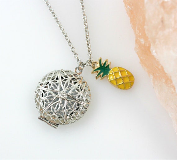 Small Rose Aromatherapy Essential Oil Necklace Diffuser with 6 lava stones! Small Rose Aromatherapy Essential Oil Necklace Diffuser with 6 lava stones!