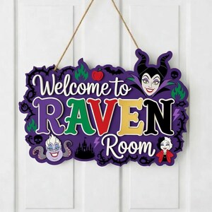 以下が含まれることがあります： 「Welcome to RAVEN Room」の文字が白、緑、赤、黄、黒で書かれた紫色の木製サイン。マレフィセントやアースラなど、ディズニーの悪役のイラストが描かれており、ジュートロープで吊り下げられています。