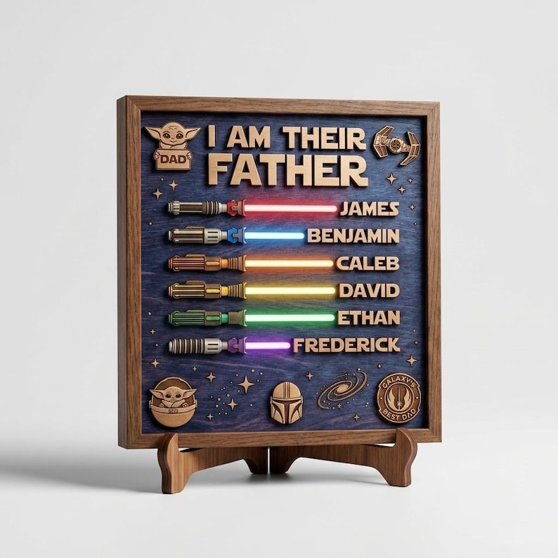 Może przedstawiać: Drewniany szyld w ramie z napisem "I AM THEIR FATHER" oraz imionami James, Benjamin, Caleb, David, Ethan i Frederick. Każde imię jest połączone z projektem miecza świetlnego w innym kolorze. Szyld zawiera ikony z motywem Gwiezdnych Wojen.