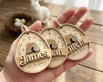 パーソナライズされたキリスト教のイースターオーナメント、彼は復活した木製の卵タグ、カスタム名空の墓のイースターデコレーション、宗教的な春のイースターギフトタグ