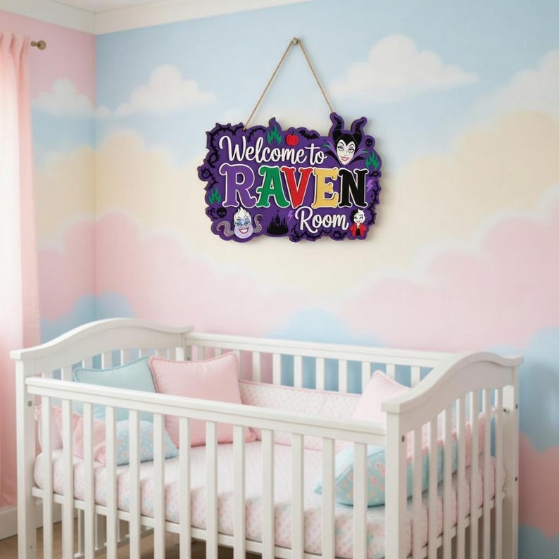 以下が含まれることがあります： 白いベビーベッドの上に吊るされた、さまざまな色の「Welcome to RAVEN Room」というテキストが入った紫色の木製サイン。サインには漫画のキャラクターのイラストが描かれており、天然繊維のロープで吊るされています。保育園の壁はパステルカラーの雲のデザインです。