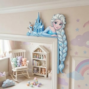 以下が含まれることがあります： 長いブロンドの三つ編みヘアのキャラクター、青い氷の城、小さな雪だるまが描かれた木製のドアコーナー用装飾品。青、白、薄紫の色合いでデザインされており、ドアフレームの角にフィットするように作られています。