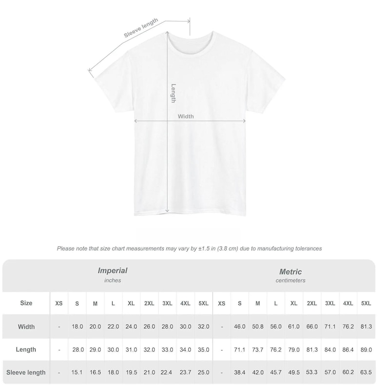 Puede incluir: Camiseta blanca con medidas de ancho, largo y largo de manga. La tabla de tallas incluye medidas en pulgadas y cent&iacute;metros, con tallas que van de la XS a la 5XL. La imagen tambi&eacute;n incluye el texto: "Tenga en cuenta que las medidas de la tabla de tallas pueden variar en &plusmn;1,5 pulgadas (3,8 cm) debido a las tolerancias de fabricaci&oacute;n."