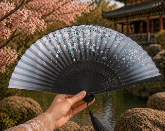 Abanico plegable de seda con forma de flor de cerezo negra y borla, estilo bambú japonés.