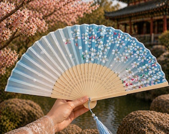 Abanico plegable de seda con estampado de flores de cerezo azules, borla de bambú, accesorio de estilo japonés.