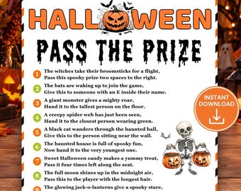 Puede incluir: Una tarjeta de juego Halloween Pass the Prize blanca con texto naranja y negro. Incluye una calabaza, un esqueleto con dos cubos de calabaza y diez instrucciones numeradas para un juego, todo enmarcado por un borde a rayas.