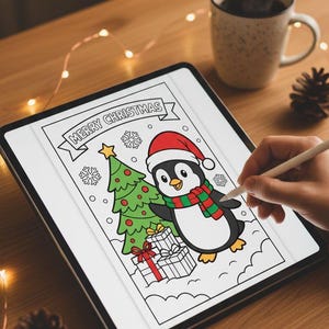 Könnte beinhalten: Digitale Illustration eines Pinguins mit Weihnachtsmütze und Schal, der einen Weihnachtsbaum und Geschenke hält, mit dem Schriftzug "MERRY CHRISTMAS" darüber. Das Bild befindet sich auf einem Tablet, mit einer Hand, die einen Stift hält.