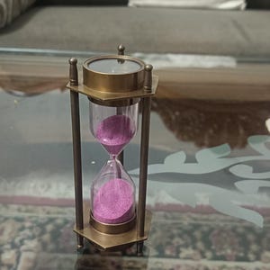 Op de afbeelding: Een witte keramische mok met een zwart handvat en de tekst "But First, Coffee" in een handschriftstijl. De mok staat op een wit oppervlak. De mok is ongeveer 10 cm hoog.