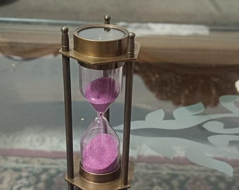 Vintage koperen zandlopertimer met roze zand – bureauaccessoire in antieke stijl