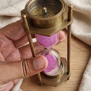 Minuteur sablier vintage en laiton avec sable rose - Accessoire de bureau de style antique