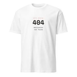 Peut inclure: Un t-shirt blanc à manches courtes avec le texte noir HTTP STATUS 404, accompagné du mot motivación et de la phrase not found imprimés en dessous dans une police plus petite. Le motif est centré sur la poitrine du vêtement.