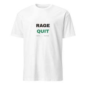 Puede incluir: Una camiseta blanca de manga corta con el texto RAGE en negro, QUIT en verde y el texto más pequeño brb... nunca en negro centrado en el pecho. La prenda tiene un cuello redondo y un corte estándar, ofreciendo un aspecto limpio y sencillo.