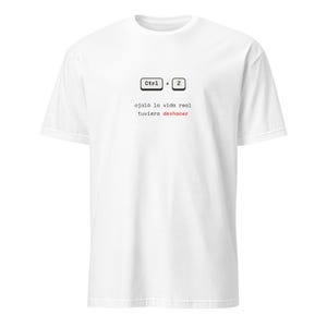 Puede incluir: Una camiseta blanca de manga corta con un gráfico de dos teclas de teclado negras con las etiquetas Ctrl y Z, y el texto debajo: ojalá la vida real tuviera deshacer, con la palabra deshacer impresa en un color rojo distintivo.