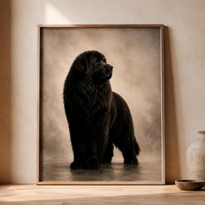 Puede incluir: Una impresión de arte mural enmarcada que muestra el retrato de un perro Terranova negro, grande y peludo, de pie de perfil sobre un fondo nublado de tonos neutros. El perro tiene un pelaje oscuro y denso y mira hacia la derecha.