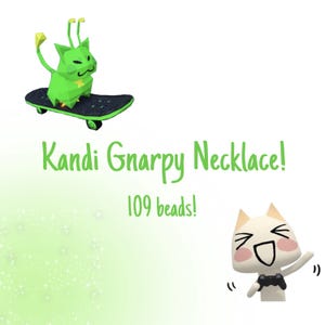 Puede incluir: Imagen de un gato de dibujos animados verde sobre una patineta, con el texto "Kandi Gnarpy Necklace!" y "¡109 cuentas!" También se muestra un segundo gato de dibujos animados. El fondo es de color verde claro.