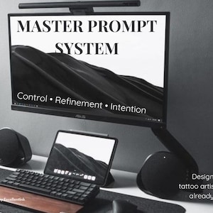 Op de afbeelding: Een computermonitor toont "MASTER PROMPT SYSTEM" met "Control, Refinement, Intention" eronder. Een tablet, toetsenbord en luidsprekers staan op een bureau. Tekst luidt: "Ontworpen voor tattoo-artiesten die al AI gebruiken."