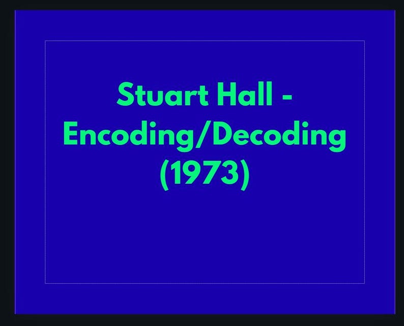 Może przedstawiać: Prostokątny obraz z ciemnoniebieską obw&oacute;dką i jasnoniebieskim wnętrzem. Tekst "Stuart Hall - Encoding/Decoding (1973)" jest wyświetlany na zielono, wyśrodkowany na niebieskim tle.