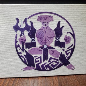 Puede incluir: Arte en lienzo que muestra una figura púrpura estilizada dentro de un diseño circular. La figura tiene múltiples brazos y una cabeza geométrica, sobre un fondo blanco. La obra de arte tiene un estilo gráfico audaz.