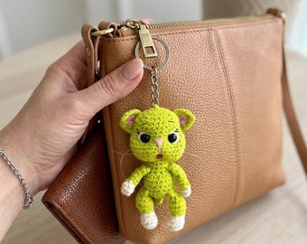 Kit e padrão de amigurumi Duo Gato Verde - Crochê Divertido! - Tutorial de chaveiro de amigurumi em miniatura (Download digital)