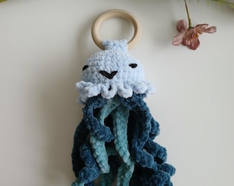 Handgemaakte Gehaakte Kwal Rammelaar met Houten Bijtring | Sensorisch Babyspeelgoed | Uniek Kraamcadeau Baby