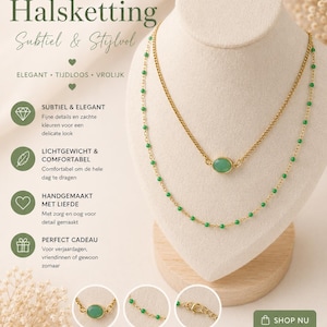 Op de afbeelding: Een goudkleurige dubbellaagse ketting met een centrale ovale groene steenhanger en een tweede ketting versierd met kleine groene kraaltjes. Het sieraad heeft een karabijnsluiting en wordt gepresenteerd op een beige nekstandaard.