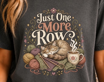 Camiseta de punto con diseño de gato acogedor, camiseta estilo cottagecore "Just One More Row", regalo para amantes del tejido.