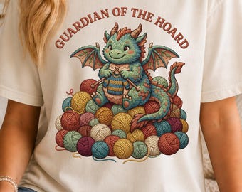 Camiseta Guardián del Tesoro, Camiseta Dragón de Hilo, Regalo para Amantes del Tejido, Camiseta Dragón de Ganchillo, Camiseta Divertida para Tejedores, Camiseta de Arte Textil Fantástico