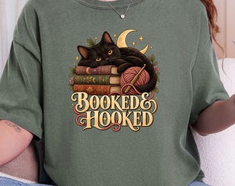 T-shirt « Booked & Hooked », T-shirt au crochet Chat noir, T-shirt en laine pour amoureux des livres, Cadeau douillet pour lecteur, Couleurs apaisantes