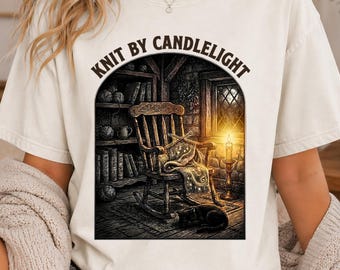 Camiseta Tejida a la Luz de las Velas, Camiseta de punto acogedora con temática de brujas, Regalo para amantes del tejido estilo cottagecore