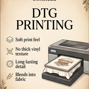 Peut inclure: Illustration promotionnelle de l'impression DTG, avec une imprimante et un t-shirt imprim&eacute;. Le texte indique "Softstead DTG PRINTING" et met en avant les caract&eacute;ristiques : toucher doux, pas de texture vinyle &eacute;paisse, d&eacute;tails durables et fusion avec le tissu.