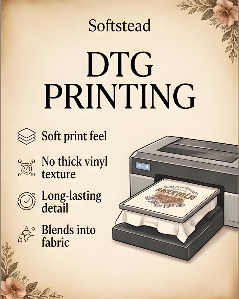Peut inclure: Illustration promotionnelle de l'impression DTG, avec une imprimante et un t-shirt imprim&eacute;. Le texte indique "Softstead DTG PRINTING" et met en avant les caract&eacute;ristiques : toucher doux, pas de texture vinyle &eacute;paisse, d&eacute;tails durables et fusion avec le tissu.