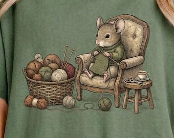 Camiseta de ratón tejiendo, lindo regalo para tejedores, camiseta para amantes del hilo, camiseta para amantes del crochet, camiseta acogedora estilo cottagecore, regalo para artistas textiles