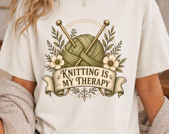 Camiseta "Tejer es mi terapia", camiseta para amantes del hilo, camiseta acogedora estilo cottagecore.