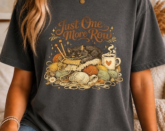 Camiseta con estampado de gato "Just One More Row" (Solo una fila más de tejido), camiseta vintage estilo cottagecore para amantes del hilo.