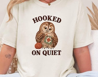 Camiseta de ganchillo con forma de búho, Comfort Colors® Hooked on Quiet Tee