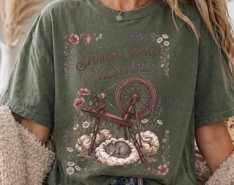 Camiseta estilo cottagecore de Spinning Yarns, camiseta para amantes del tejido y artistas textiles.