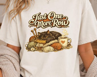 Camiseta "Just One More Row", camiseta de gato tejiendo, regalo para amantes del crochet, camiseta acogedora para tejedores, sudadera de lana estilo cottagecore, camiseta divertida para tejer