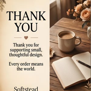 Peut inclure: Image chaleureuse avec une tasse de caf&eacute;, un carnet ouvert avec un stylo et des fleurs sur une table en bois. Le texte dit "MERCI" et exprime la gratitude pour le soutien d'une conception petite et r&eacute;fl&eacute;chie. La marque "Softstead" est &eacute;galement visible.