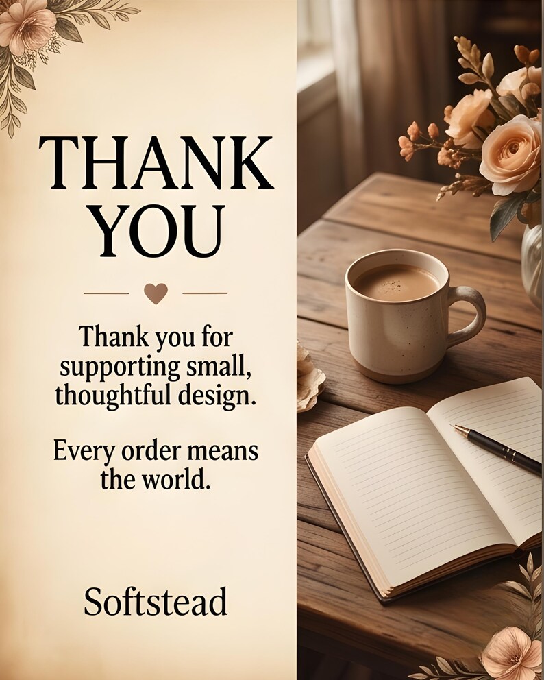 Peut inclure: Image chaleureuse avec une tasse de caf&eacute;, un carnet ouvert avec un stylo et des fleurs sur une table en bois. Le texte dit "MERCI" et exprime la gratitude pour le soutien d'une conception petite et r&eacute;fl&eacute;chie. La marque "Softstead" est &eacute;galement visible.
