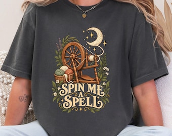 Camiseta Spin Me a Spell Spinning Wheel, camiseta de artista textil con temática de brujas, regalo para hilanderos, Comfort Colors