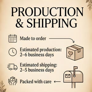 Peut inclure: Graphique cr&egrave;me avec le texte "Softstead PRODUCTION & SHIPPING". Comprend des ic&ocirc;nes pour la fabrication sur commande, un d&eacute;lai de production estim&eacute; de 2 &agrave; 6 jours ouvrables et un d&eacute;lai d'exp&eacute;dition estim&eacute; de 2 &agrave; 5 jours ouvrables. Une bo&icirc;te avec un c&oelig;ur et une bo&icirc;te aux lettres sont &eacute;galement affich&eacute;es.
