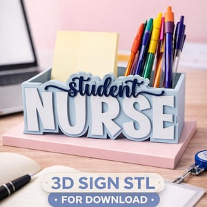 Op de afbeelding: Een lichtblauwe bureau-organizer met de witte woorden "Student Nurse". De organizer bevat pennen en plaknotities en staat op een roze basis. De afbeelding bevat ook de tekst "3D STL FILE" en "3D SIGN STL - FOR DOWNLOAD."