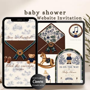 Puede incluir: Una plantilla de invitación digital para baby shower mostrada en un teléfono y una tableta. El diseño presenta un sobre marrón con una cinta de cuadros, un oso de peluche, zapatos de bebé, un caballito de madera y el texto A LITTLE BEAR IS ON THE WAY.